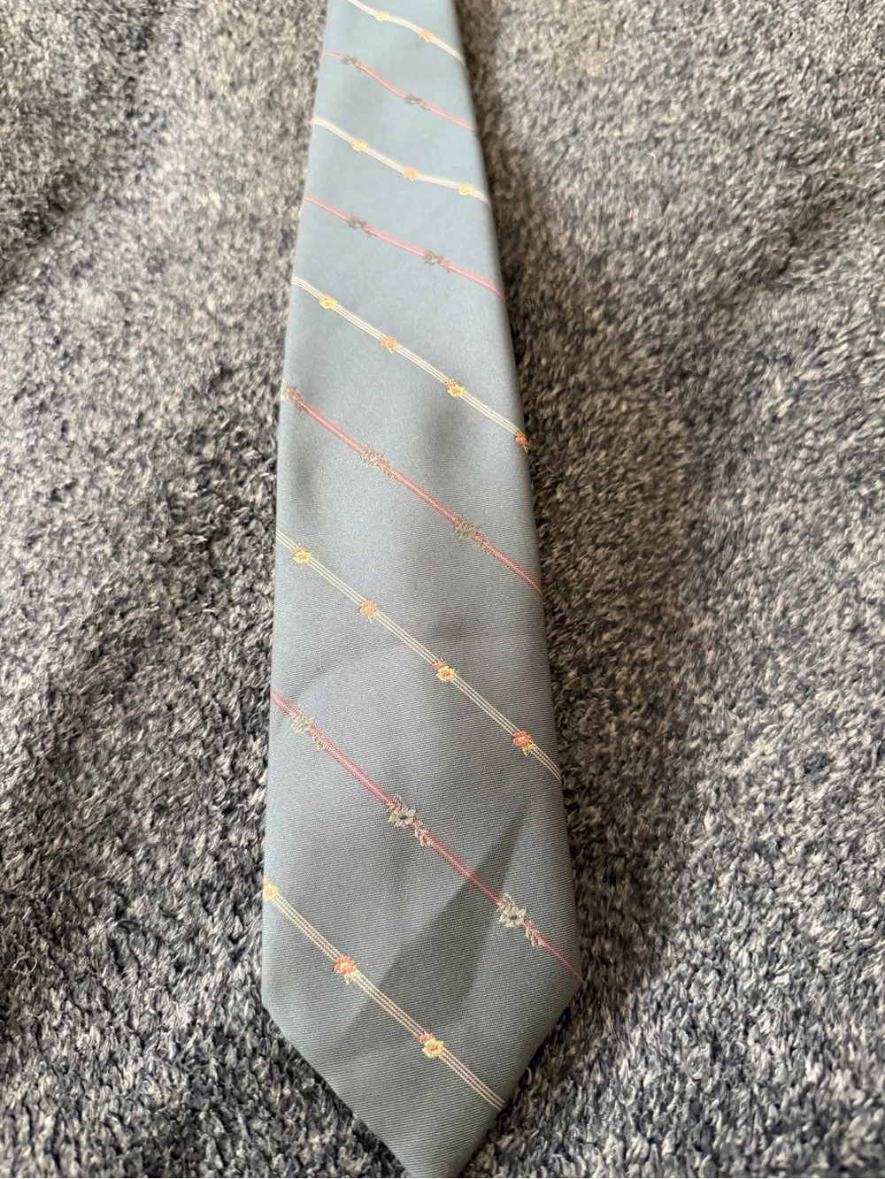 Southport Men's Gray Diagonal Stripe Tie with Red and white accents